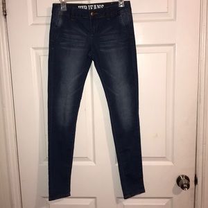 Skinny leg blue jean